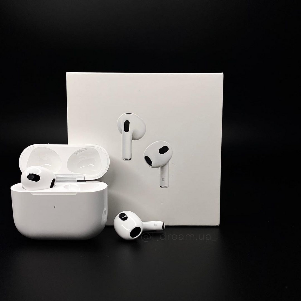Airpods 3, снимани заедно с опаковаката си на черен фон