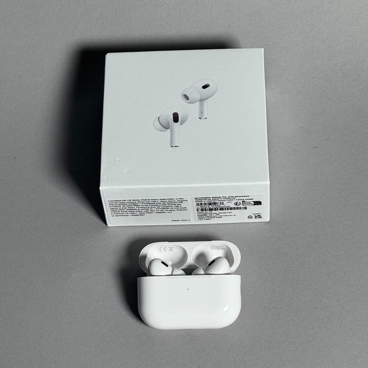 Airpods Pro 2, изложени с кутията, с която идват