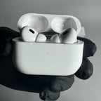 Airpods Pro 2, държани в ръка