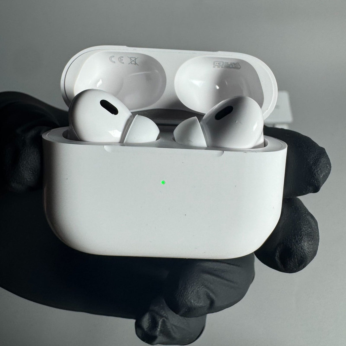Airpods Pro 2, държани в ръка